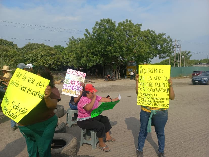 Padres de familia bloquean la Panamericana por falta de directora en escuela de El Jícaro